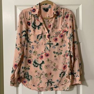 Ann Taylor floral blouse. Size XS. Washable!!!
